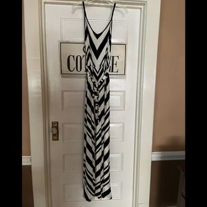 COPY - Old Navy Black and White Chevron Print Maxi dress. Size medium.